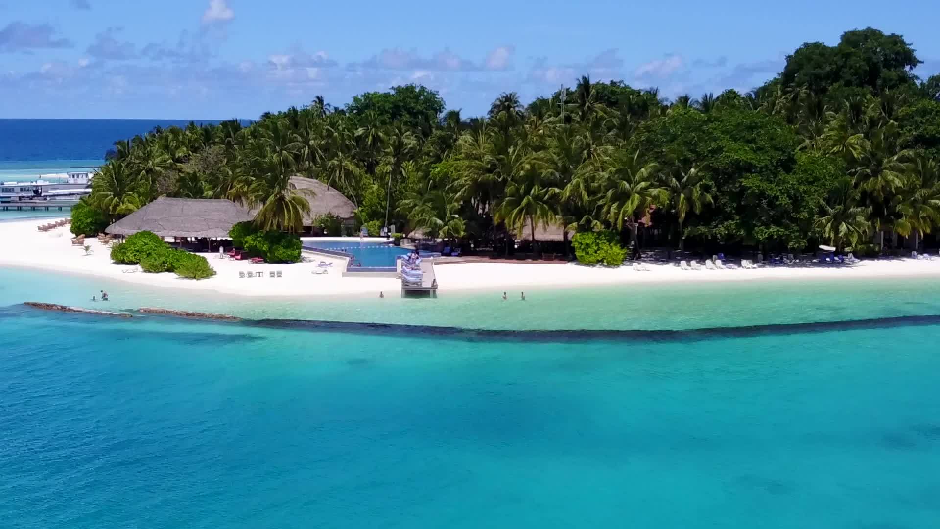 以白色海滩背景的蓝海为例放松海岸海滩冒险在空中无人驾驶视频的预览图