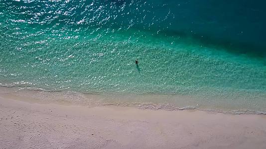 空中无人飞机以绿色和白色海滩为背景是最好的海岸海滩视频的预览图