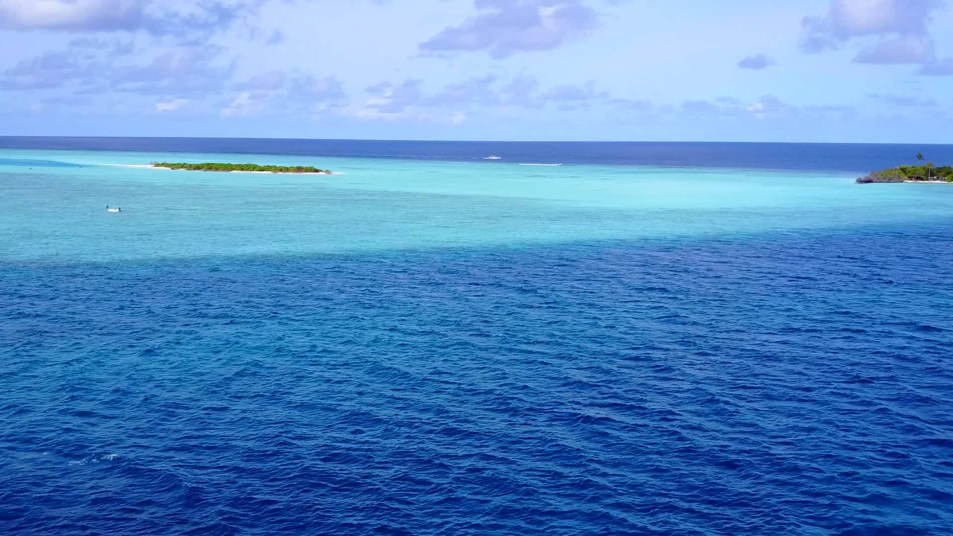 完美的海湾海滩冒险场景蓝水和白沙背景蓝海视频的预览图