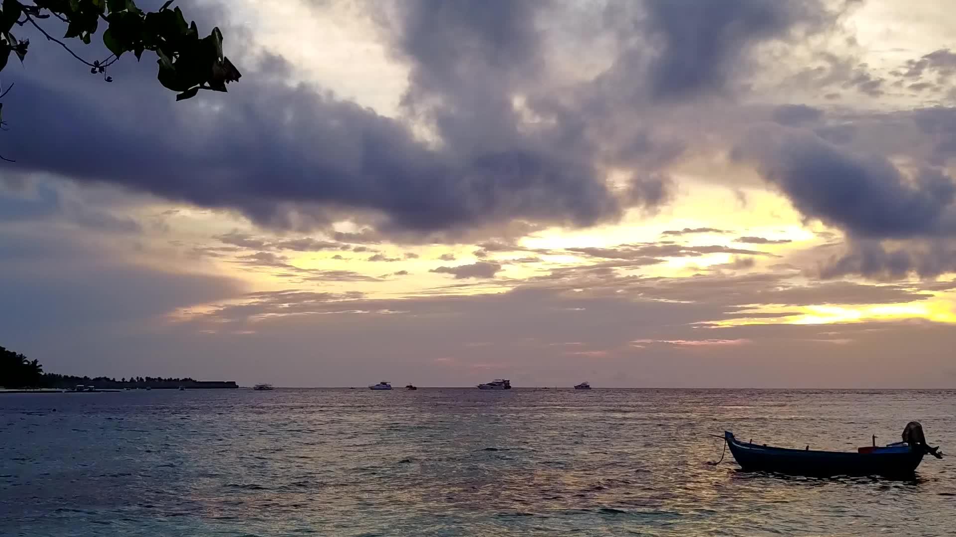 完美的海湾海滩之旅的蓝海和白沙背景视频的预览图