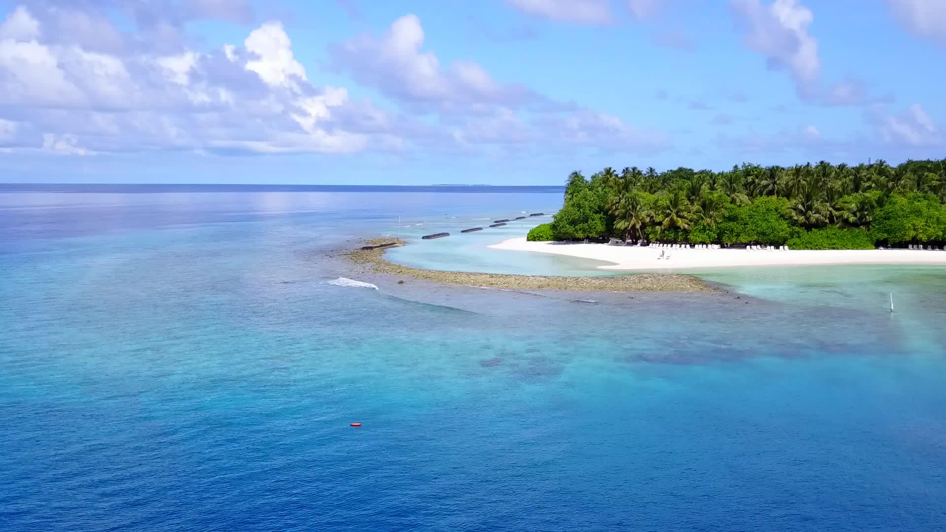 水蓝色的海洋和美丽的海岸海滩时间的白色海滩背景视频的预览图
