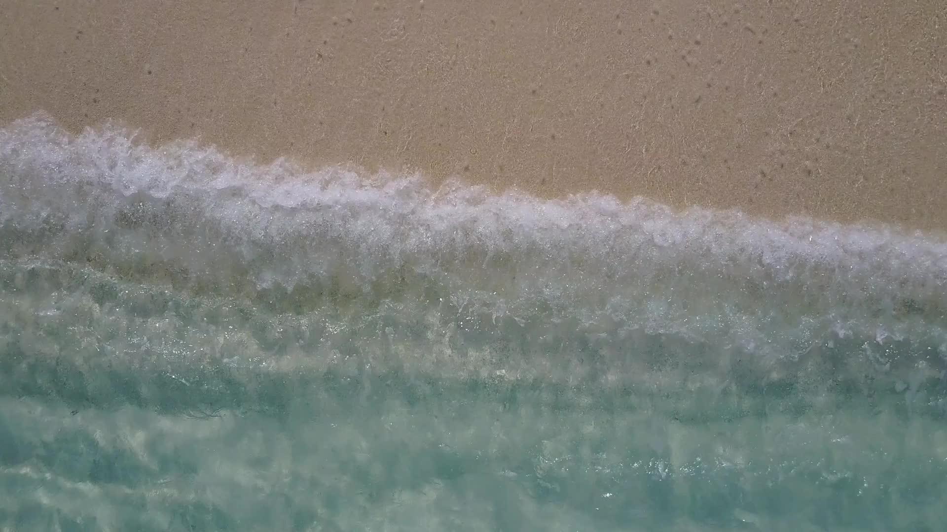 海洋环礁海滩在白色海滩背景的透明海面上航行视频的预览图