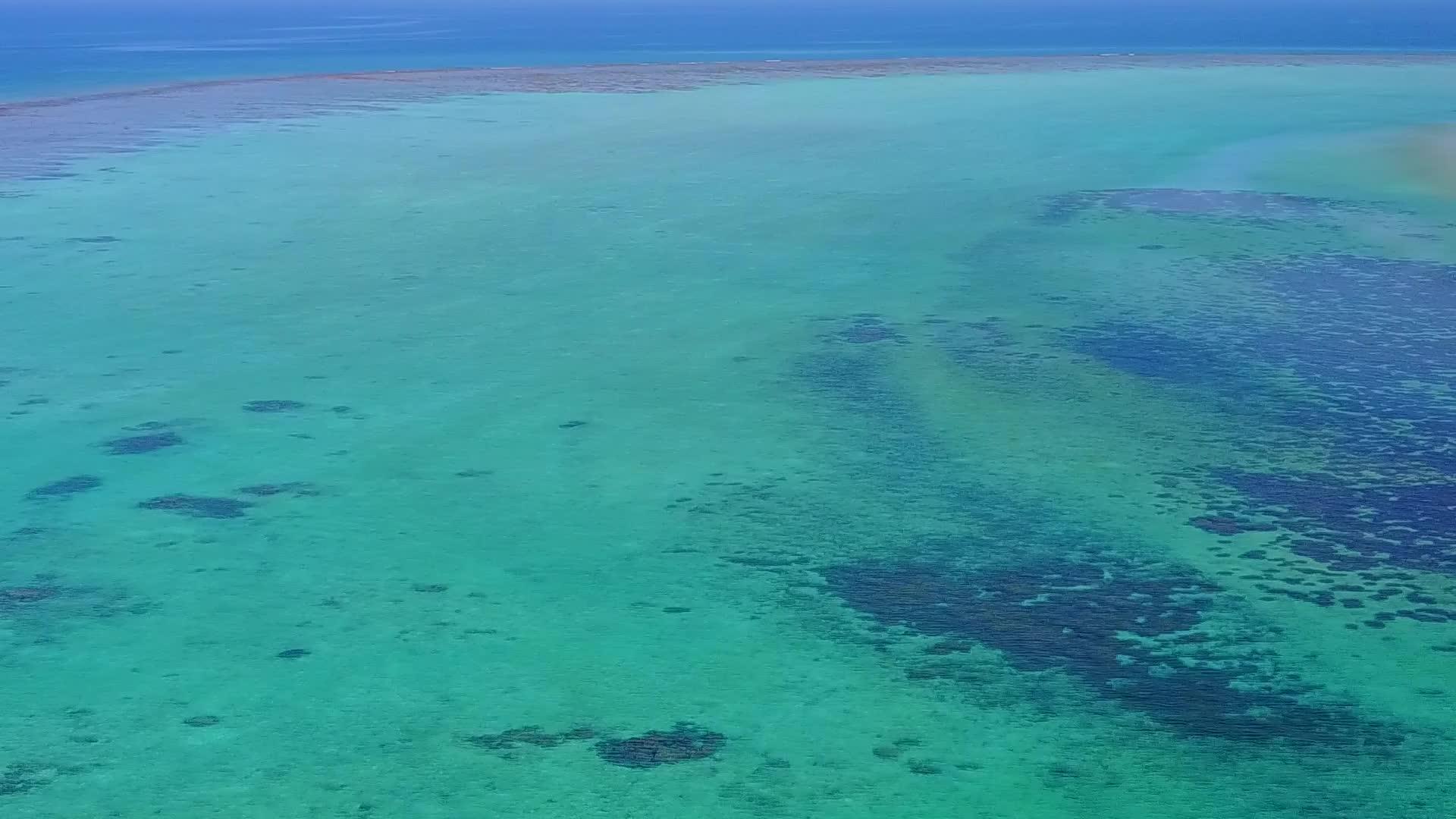 热带海湾海滩航次以蓝海和白沙为背景视频的预览图