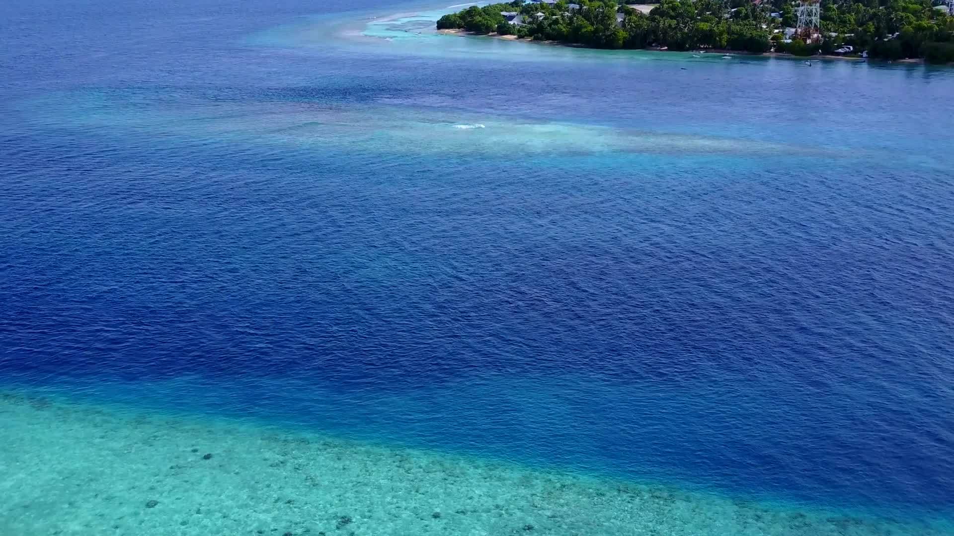 白沙背景的水蓝色海洋豪华度假海滩时空景观视频的预览图