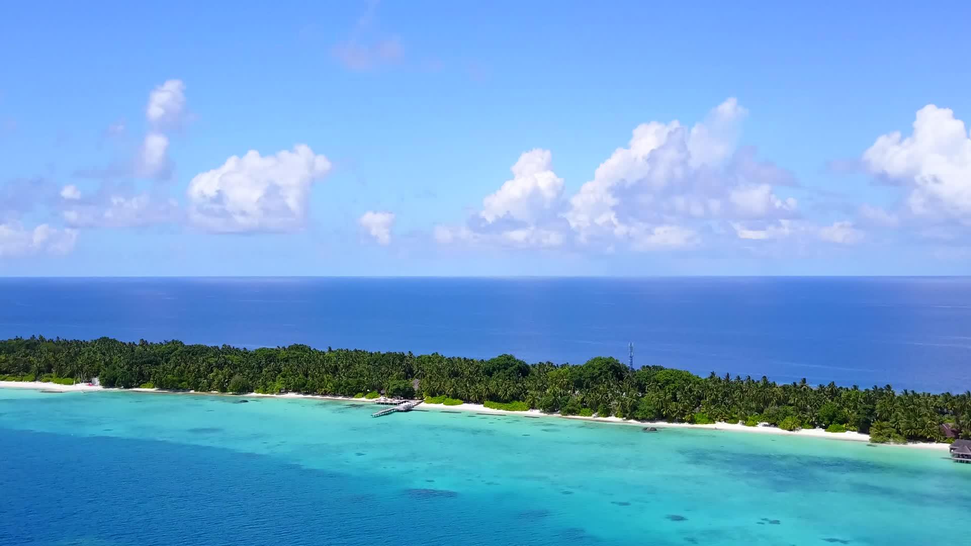 美丽的岛屿海滩由蓝色环礁和白色沙土背景的蓝色环礁组成视频的预览图