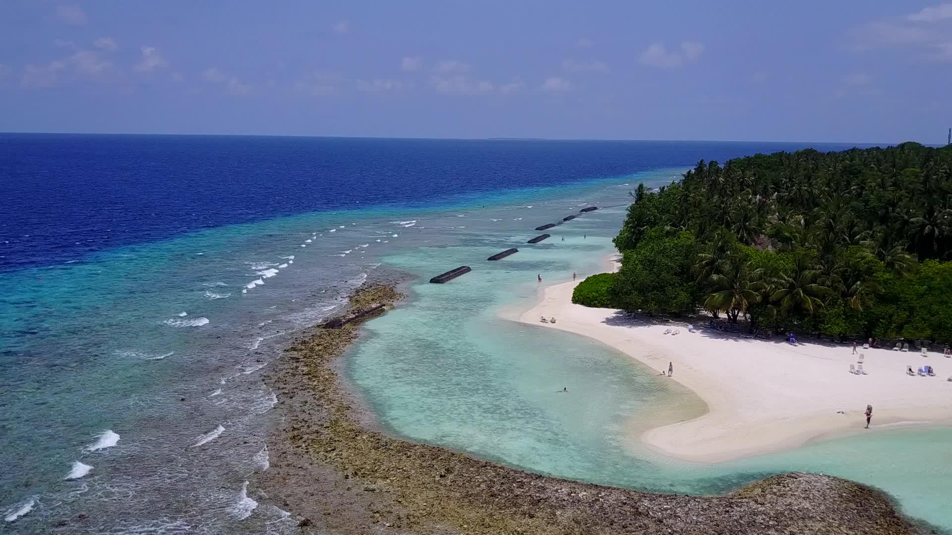蓝色海平面白沙背景蓝色海风长河海岸海滩假日视频的预览图