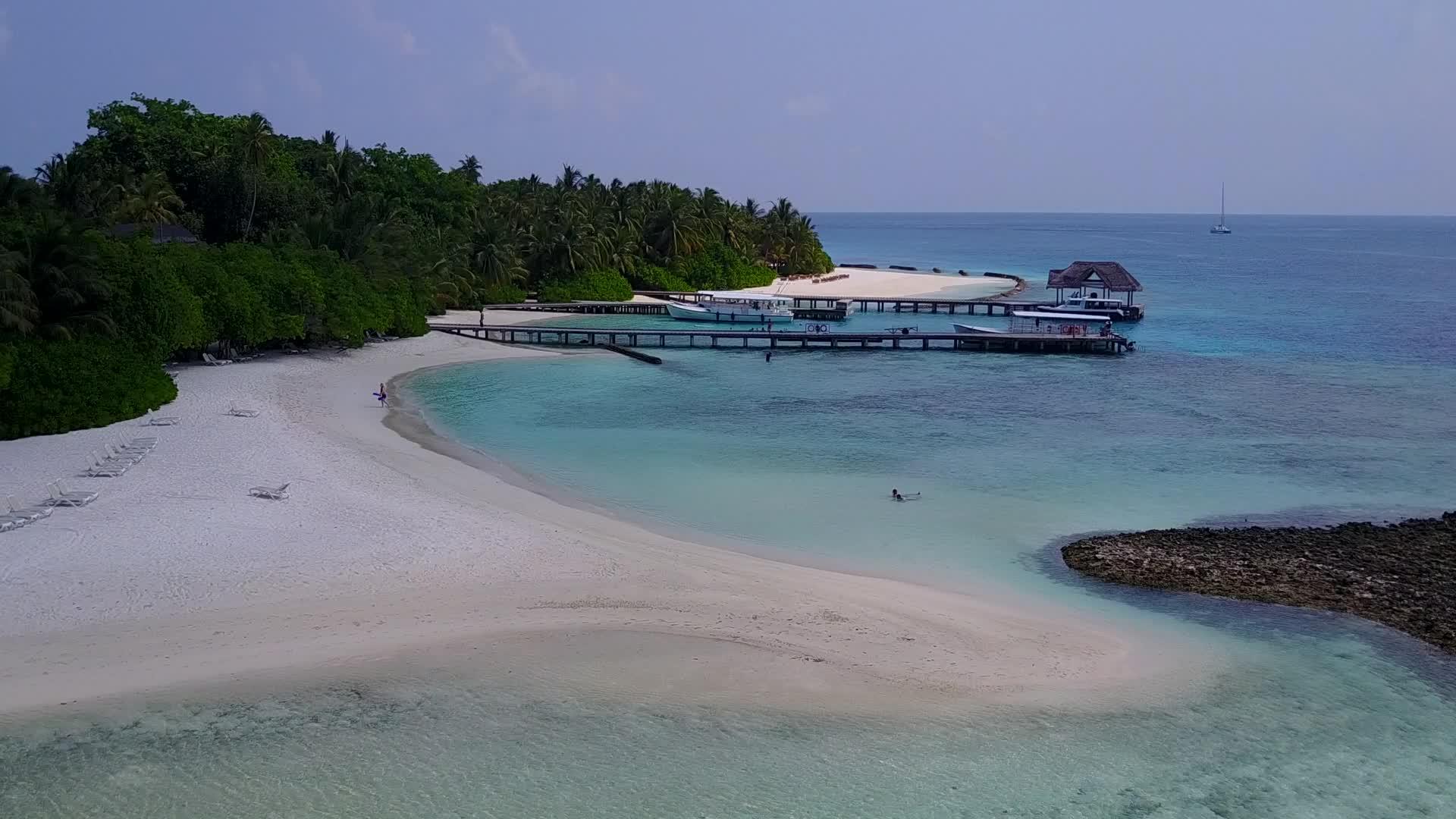 蓝绿色的水和白色的海滩背景天堂湾海滩度假日空中无人驾驶视频的预览图