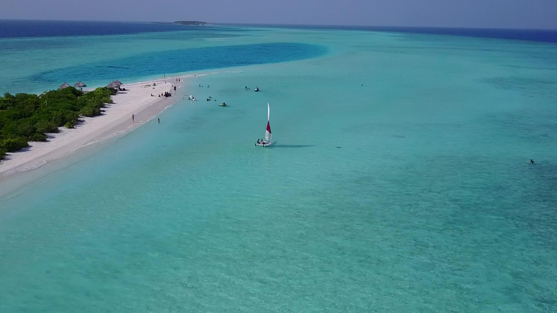 海洋旅游海滩度假空中旅游背景下的透明泻湖和亮沙视频的预览图