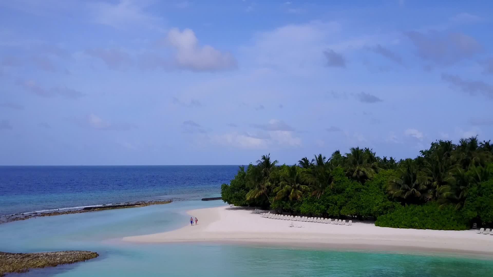 在水蓝海和白色海滩的背景下空中无人机在热带海滩上旅行视频的预览图