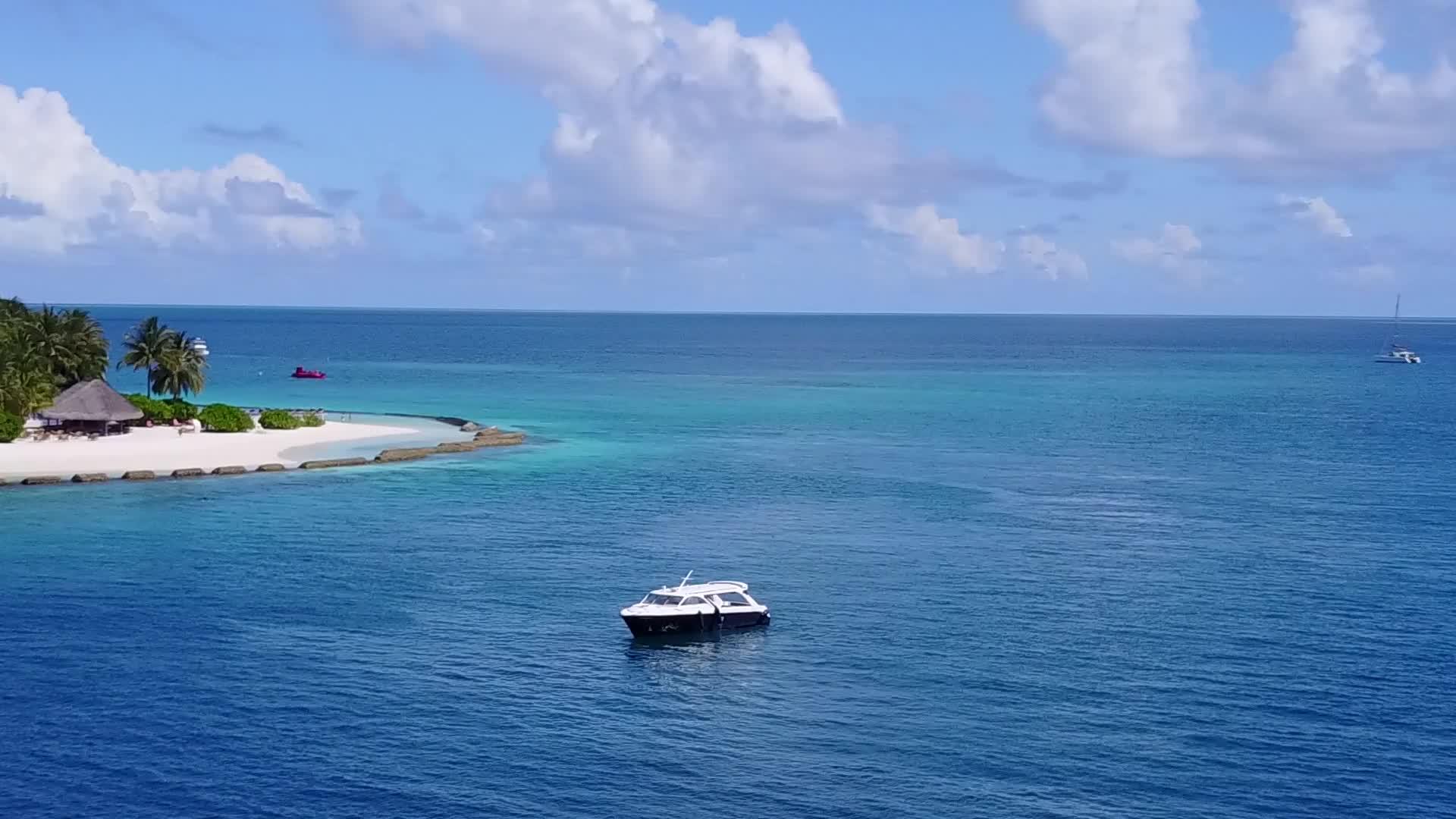 环礁湖周围的豪华海滩蓝色海平面和浅沙背景视频的预览图