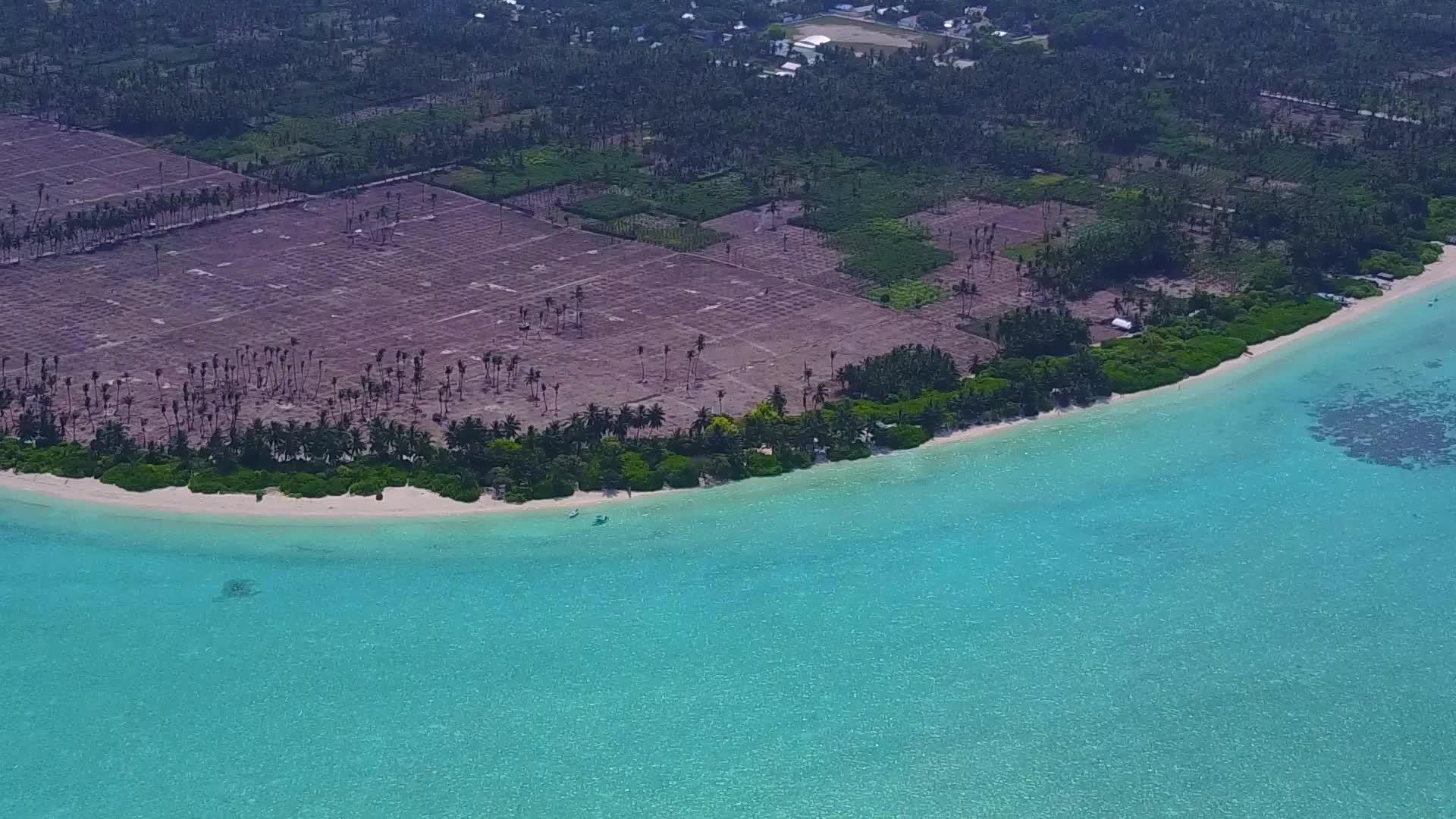 海洋海岸海滩生活方式的空中无人机景观由蓝绿色海洋和视频的预览图