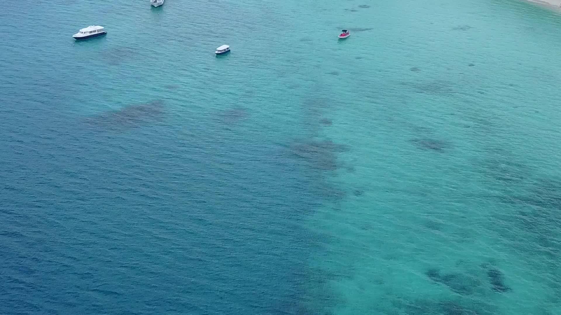环礁湖海面航行视频的预览图