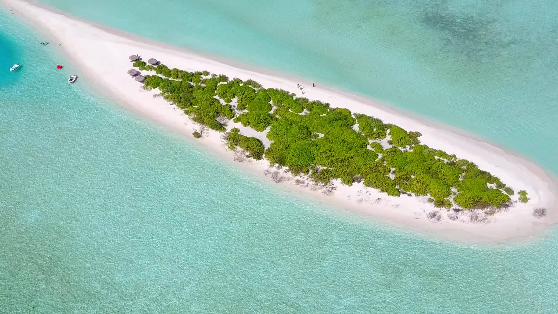 热带度假胜地海滩休息带着白沙背景的蓝色水流出海外视频的预览图
