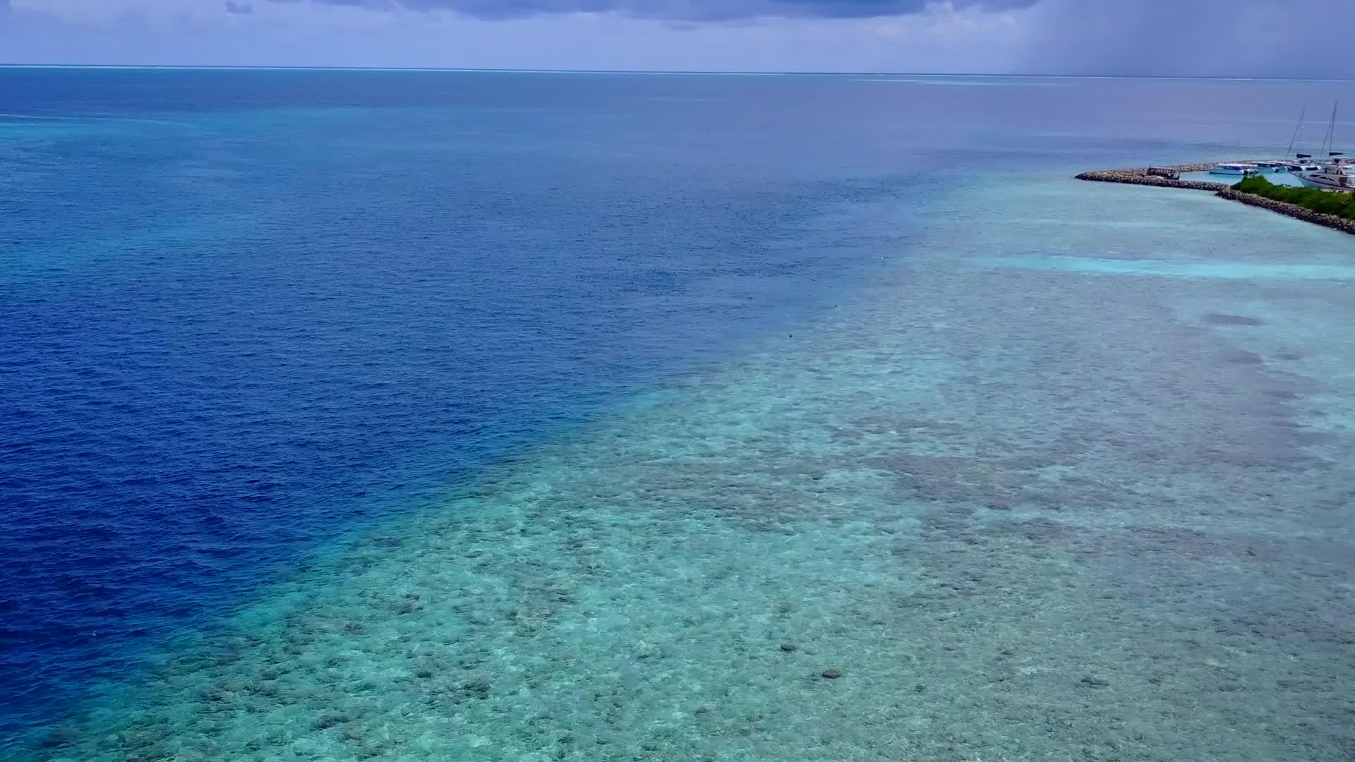 白沙背景蓝泻湖海洋泻湖海滩之旅无人机空中旅行视频的预览图