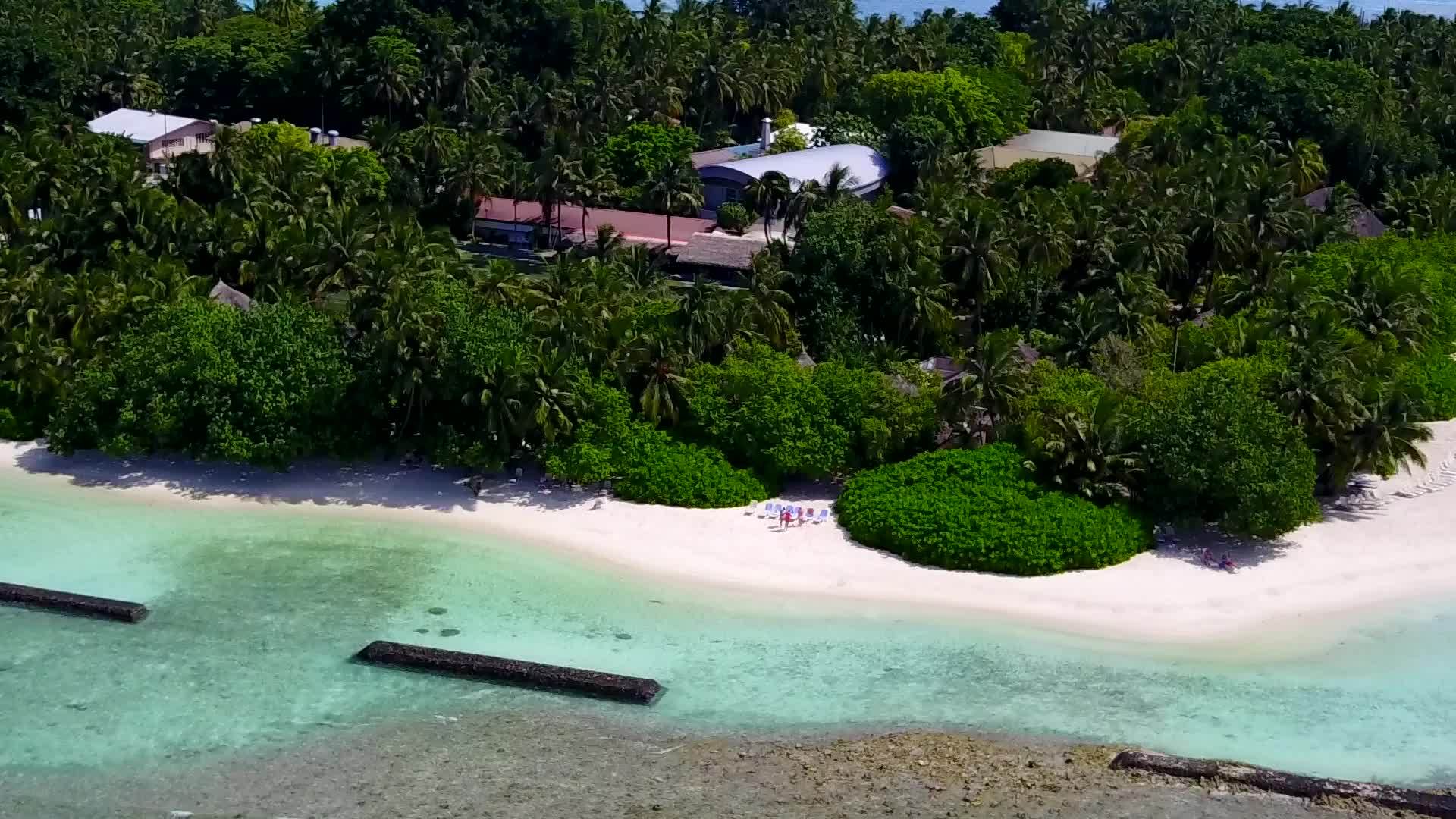 白沙背景蓝海天堂岛海滩冒险空中无人机海景视频的预览图