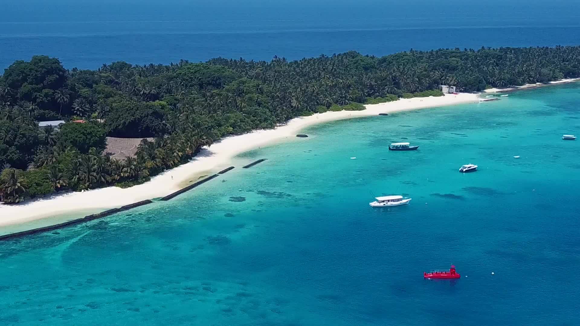 蓝海和白色海滩背景的异国海湾海滩旅行空中无人驾驶视频的预览图
