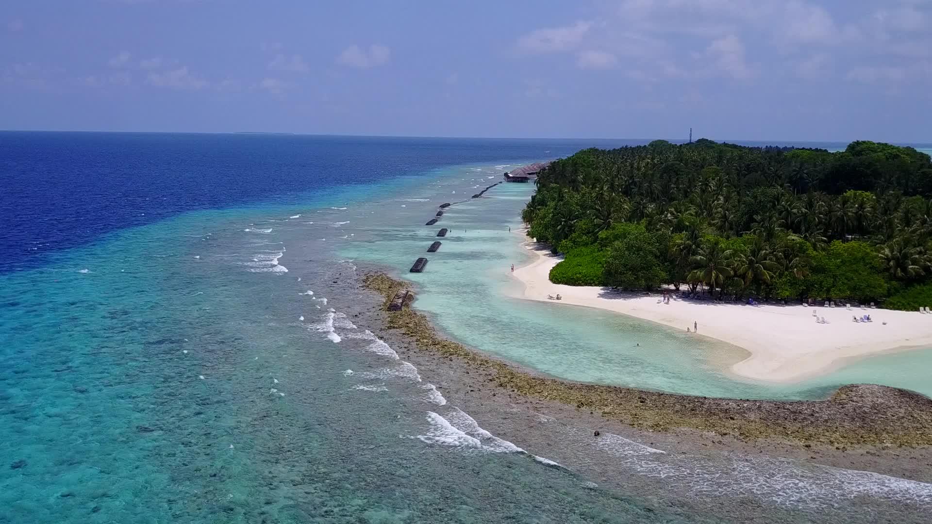 热带海岸海滩之旅蓝绿色海洋和明亮的沙滩背景视频的预览图