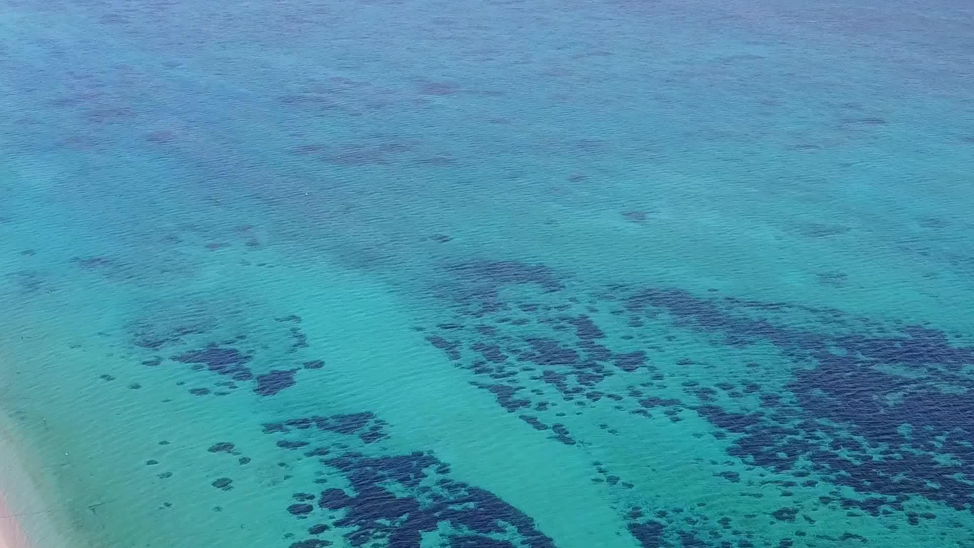 透明的海洋和白色的海滩背景视频的预览图