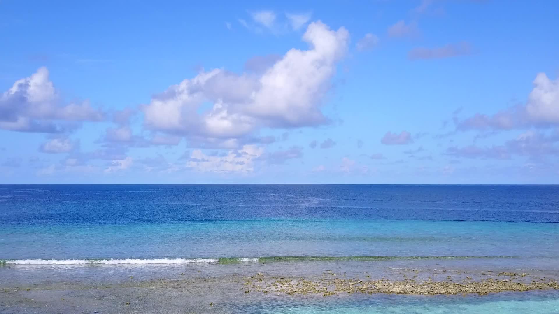 无人驾驶、无人驾驶的完美环礁湖海滩假日视频的预览图