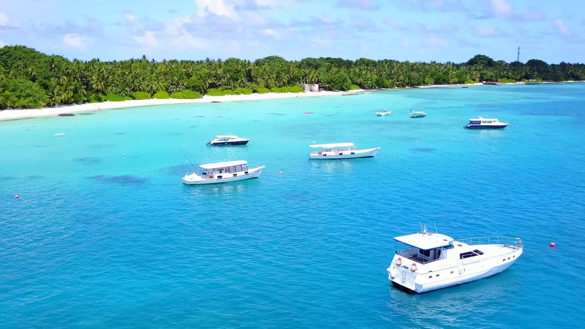 豪华度假胜地海滩冒险空中蓝色海洋和白色沙沙背景视频的预览图