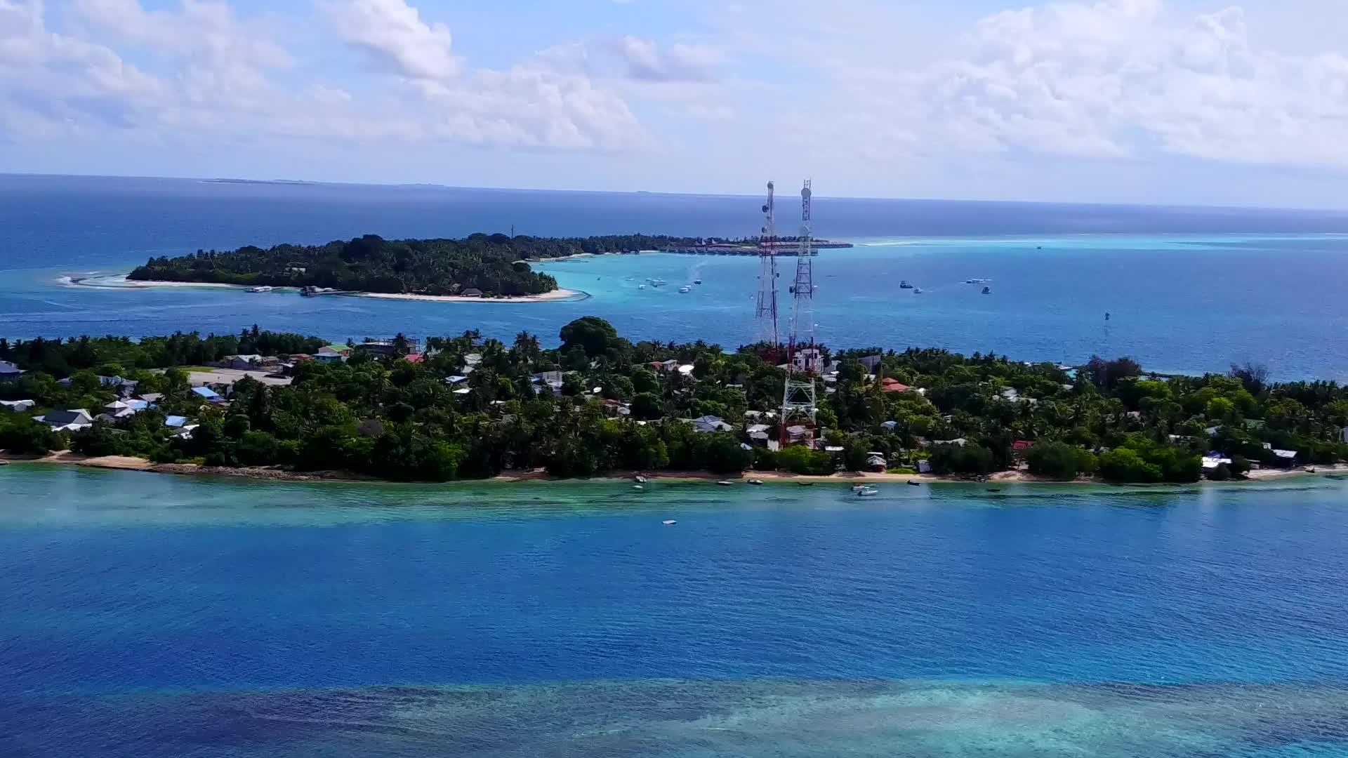 选择完美的岛屿蓝色的绿色海洋和明亮的沙底蓝色的海滩背景视频的预览图