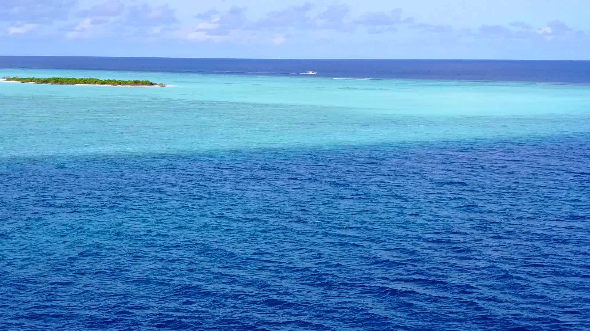 天堂岛海滩以透明水和清洁沙土为背景在空中无人驾驶视频的预览图