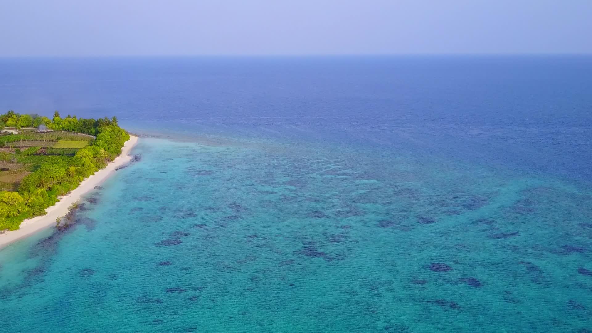 安静的无人驾驶飞机在蓝海和白沙的背景下航行视频的预览图