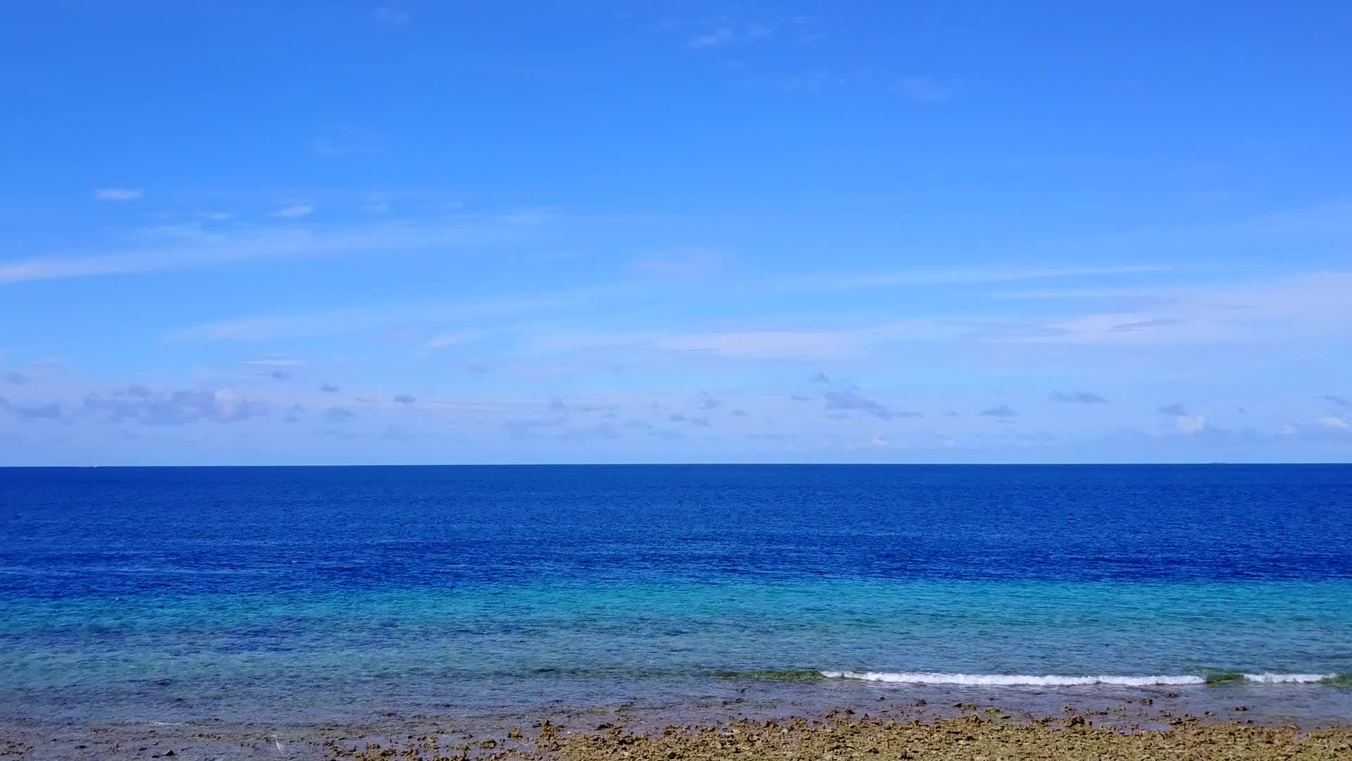 蓝海和白色沙滩的背景是蓝海和白色沙滩假日视频的预览图