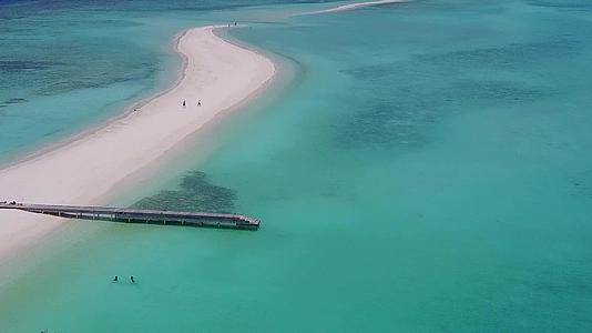 美丽水和白沙为背景的美丽海岸海滩航程的空中观测性质视频的预览图