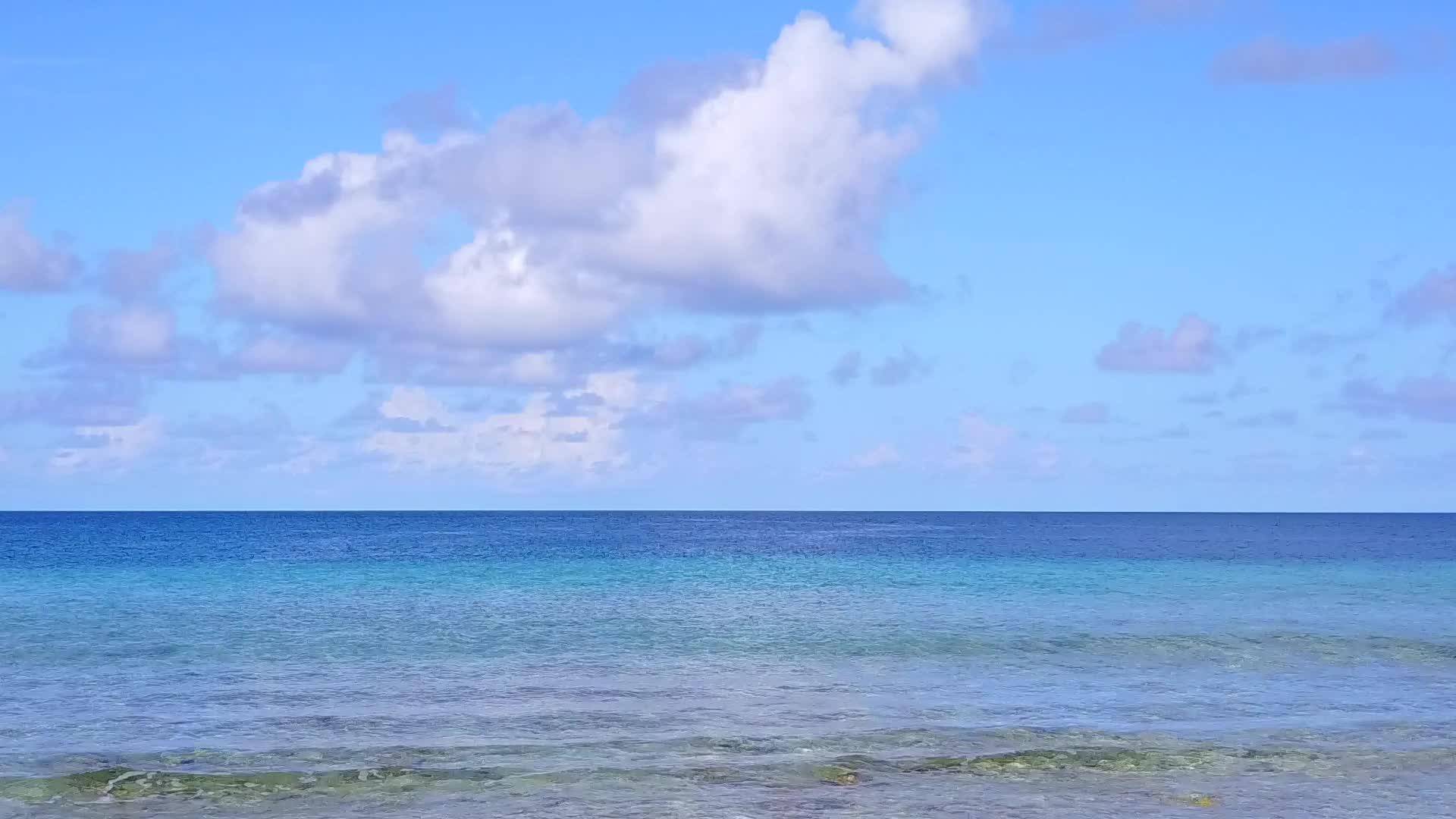 在绿色的海洋和白色的海滩背景下进行安静的度假胜地海滩旅游视频的预览图