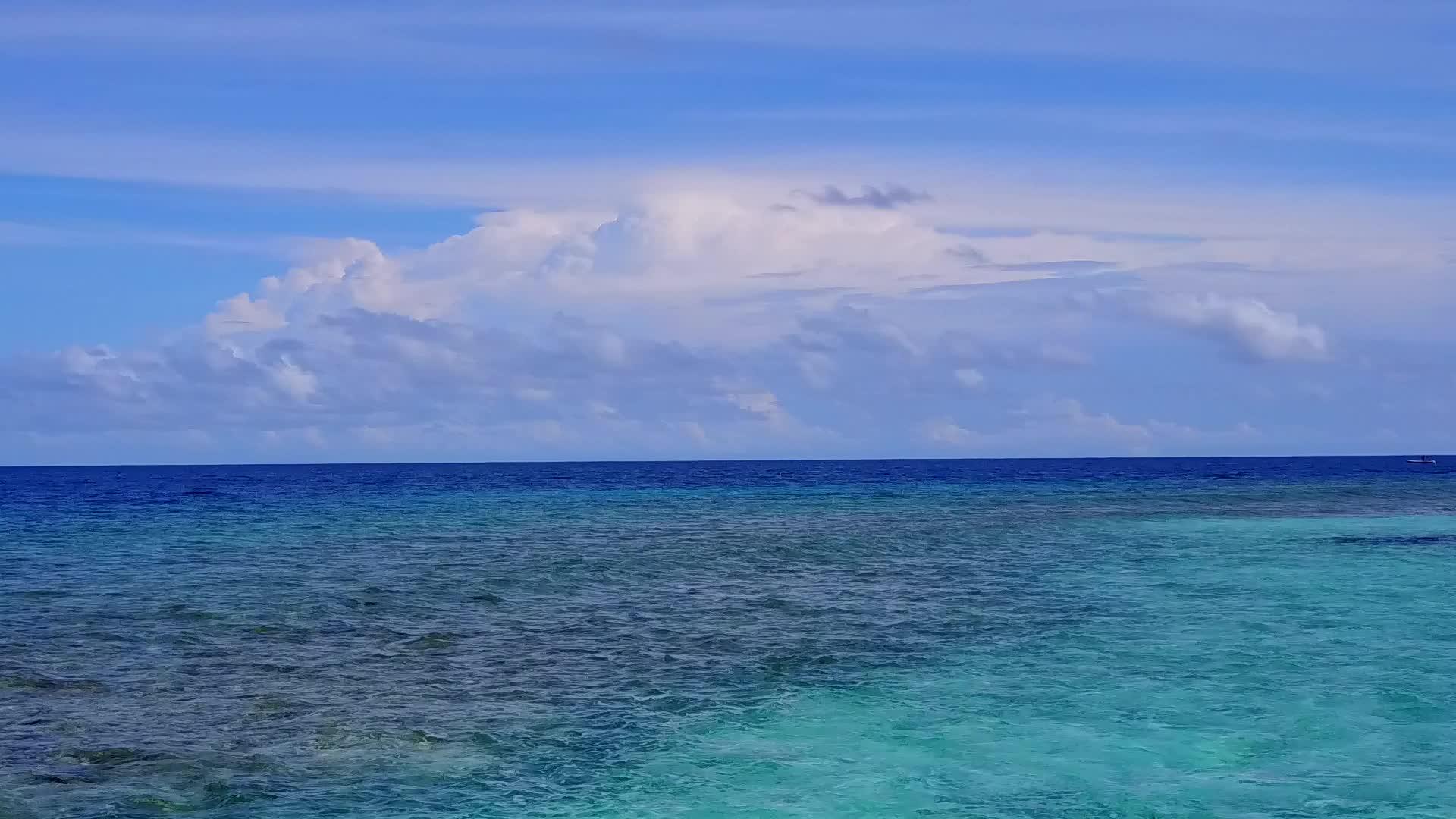 以白沙为背景的浅环礁湖海滩航道海边游览视频的预览图