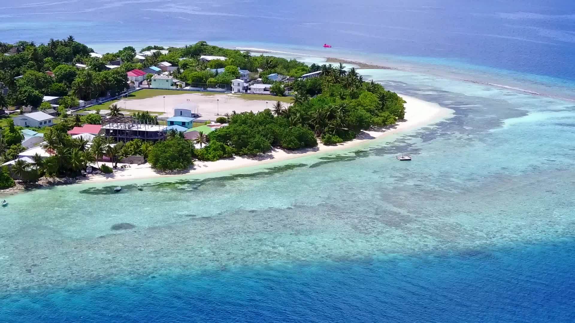 浅海和白色沙滩的背景是浅海和白色沙滩视频的预览图