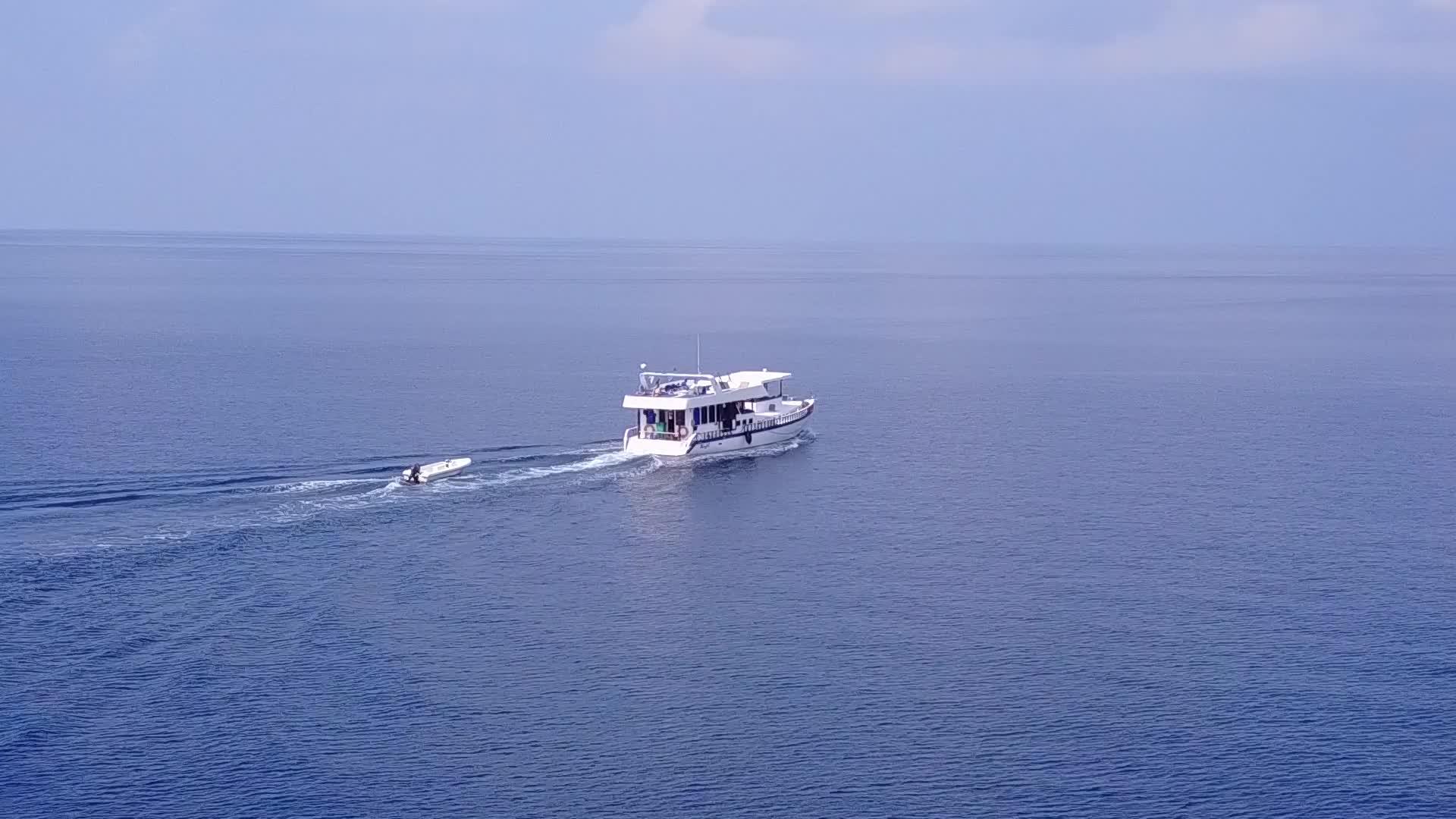 完美的度假胜地海滩环礁湖和白色沙滩背景清晰视频的预览图
