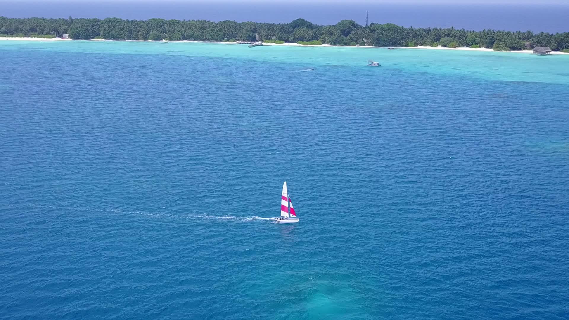 蓝色的环礁湖和白色的海滩视频的预览图