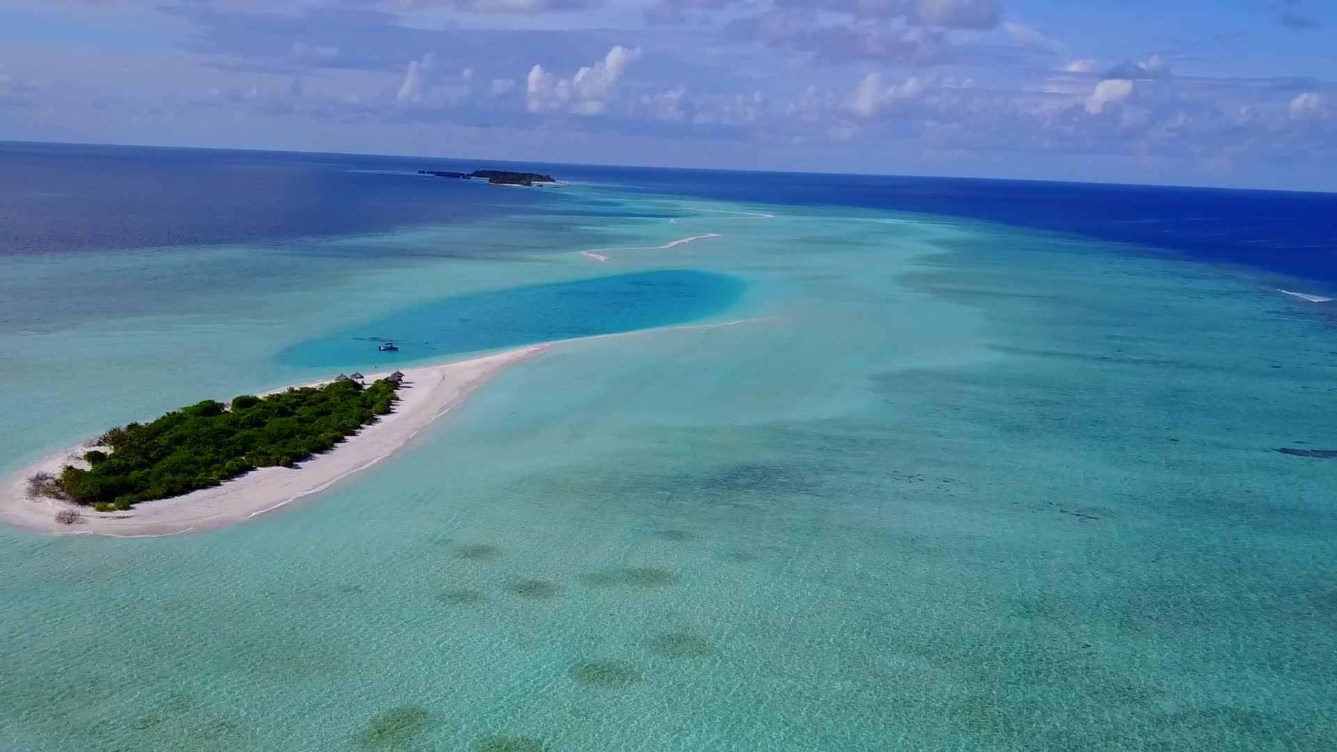 伊德利色水和白色沙滩为背景的伊德利湾海滩假日空抽象摘要视频的预览图