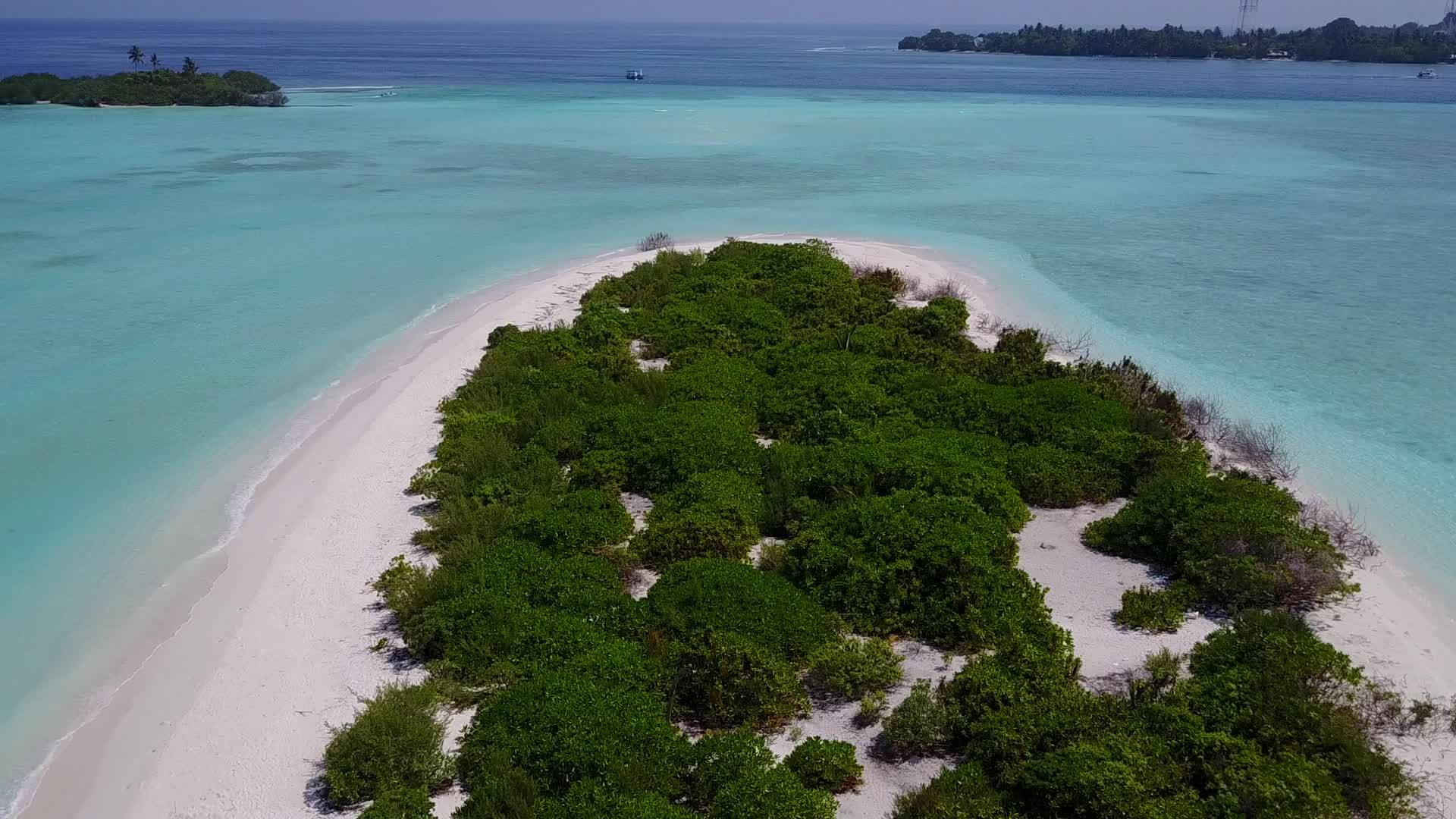 白沙背景蓝绿色海洋天堂海滩度假无人机景观纹理视频的预览图