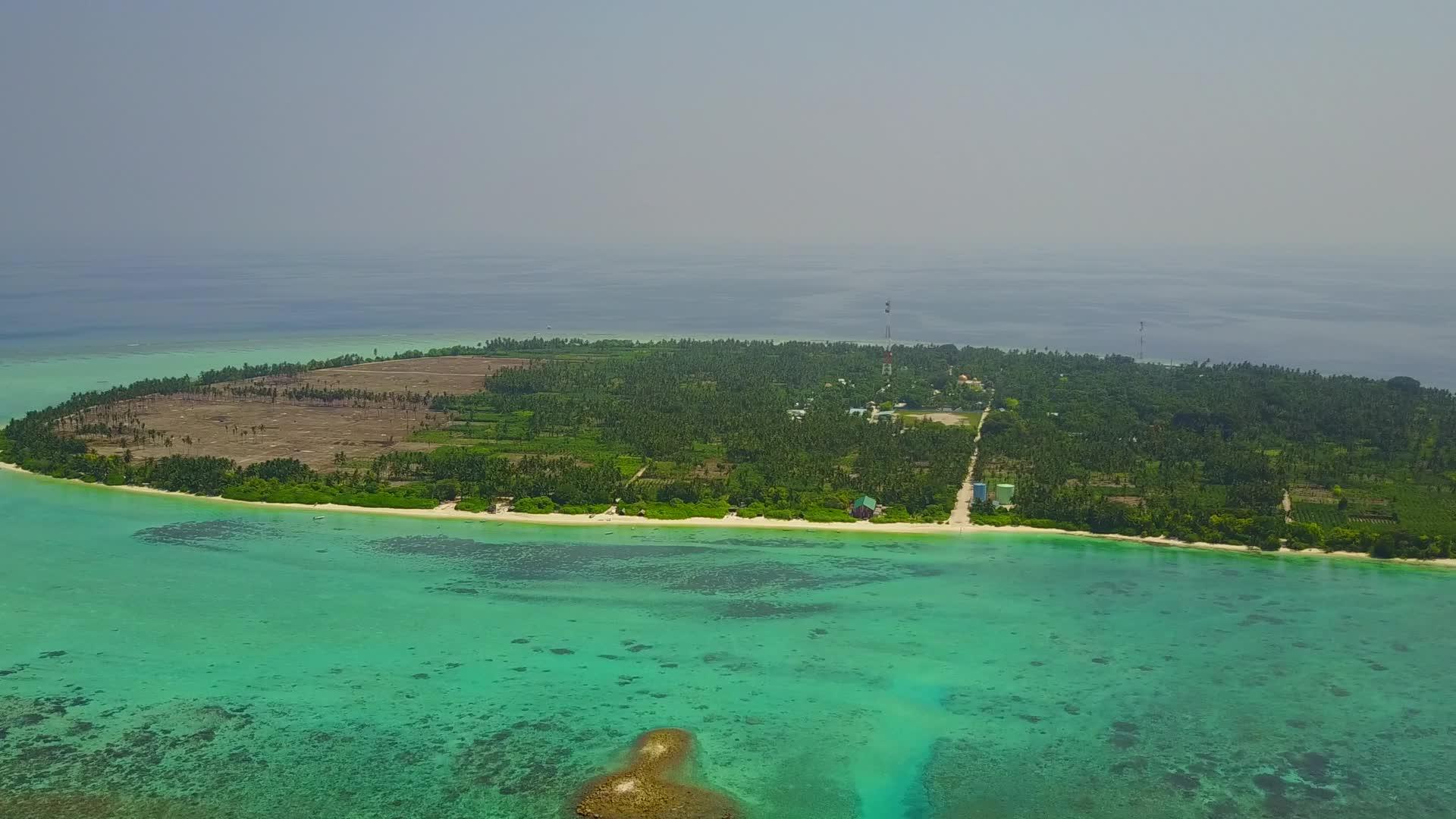 无人驾驶飞机在蓝海和白沙背景的豪华岛屿海滩旅行视频的预览图