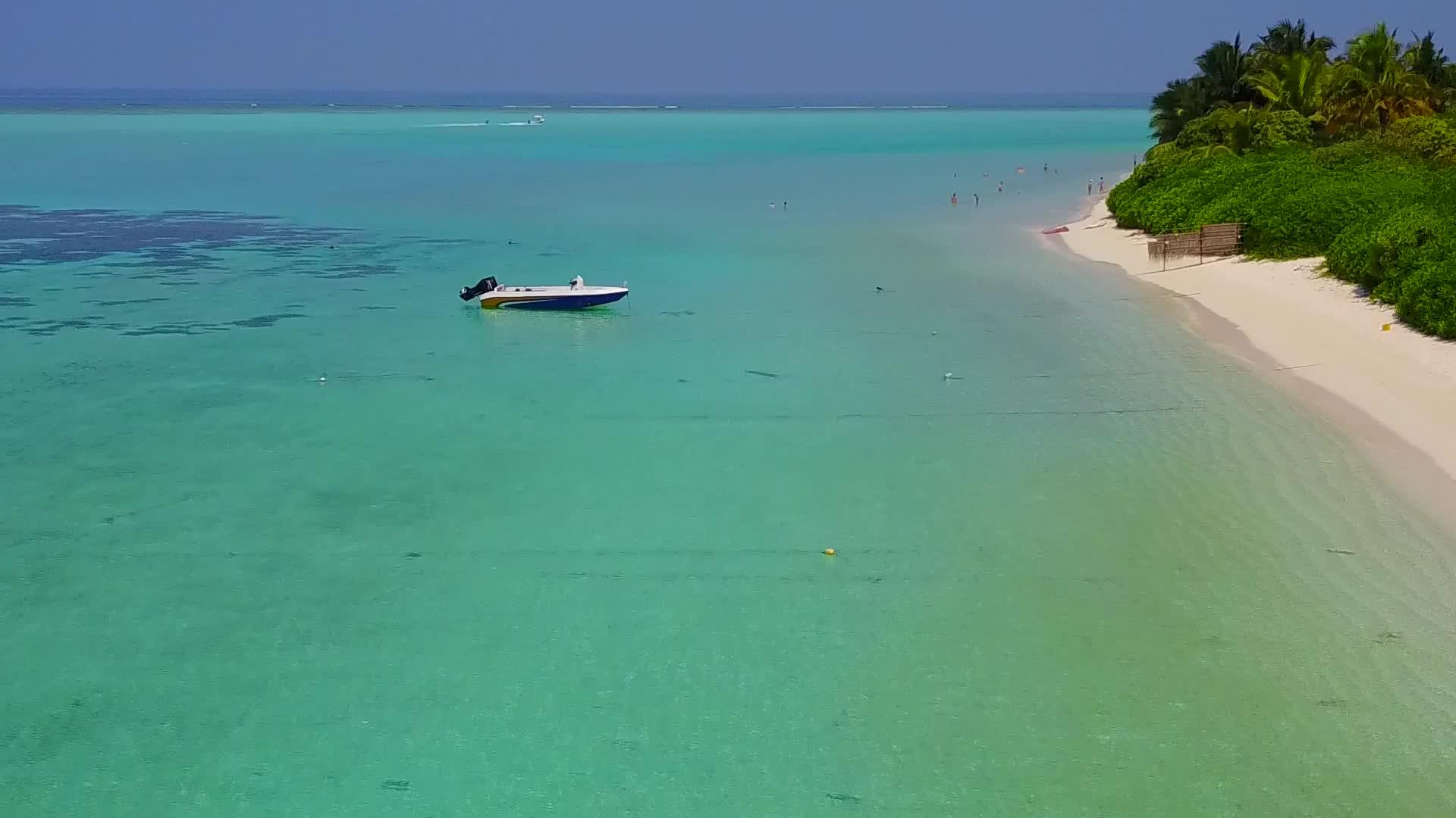 蓝绿环礁湖和白色沙滩背景的平静海滩生活方式视频的预览图