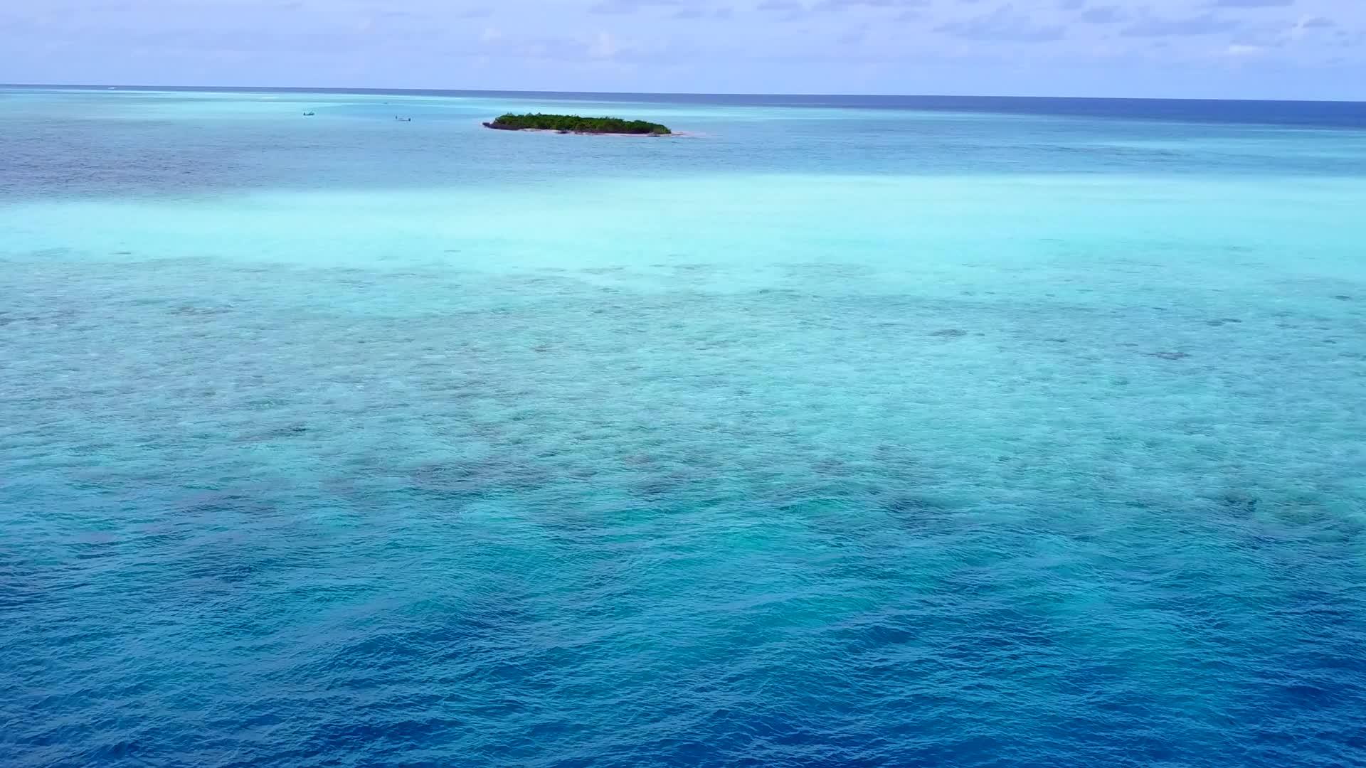 热带环礁湖海滩通过蓝绿色海洋和白色海洋和白色海滩背景视频的预览图