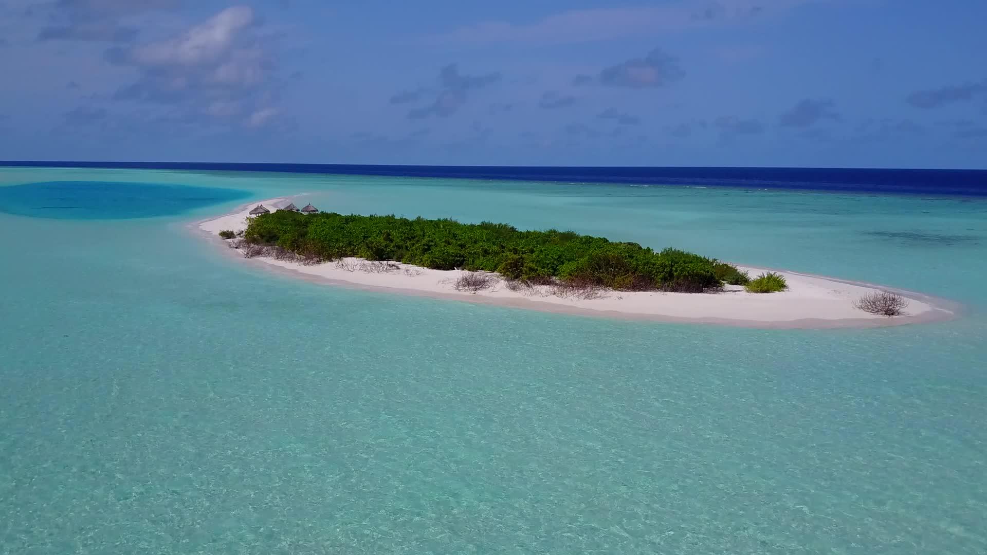 蓝海白沙背景下的异国海岸线视频的预览图