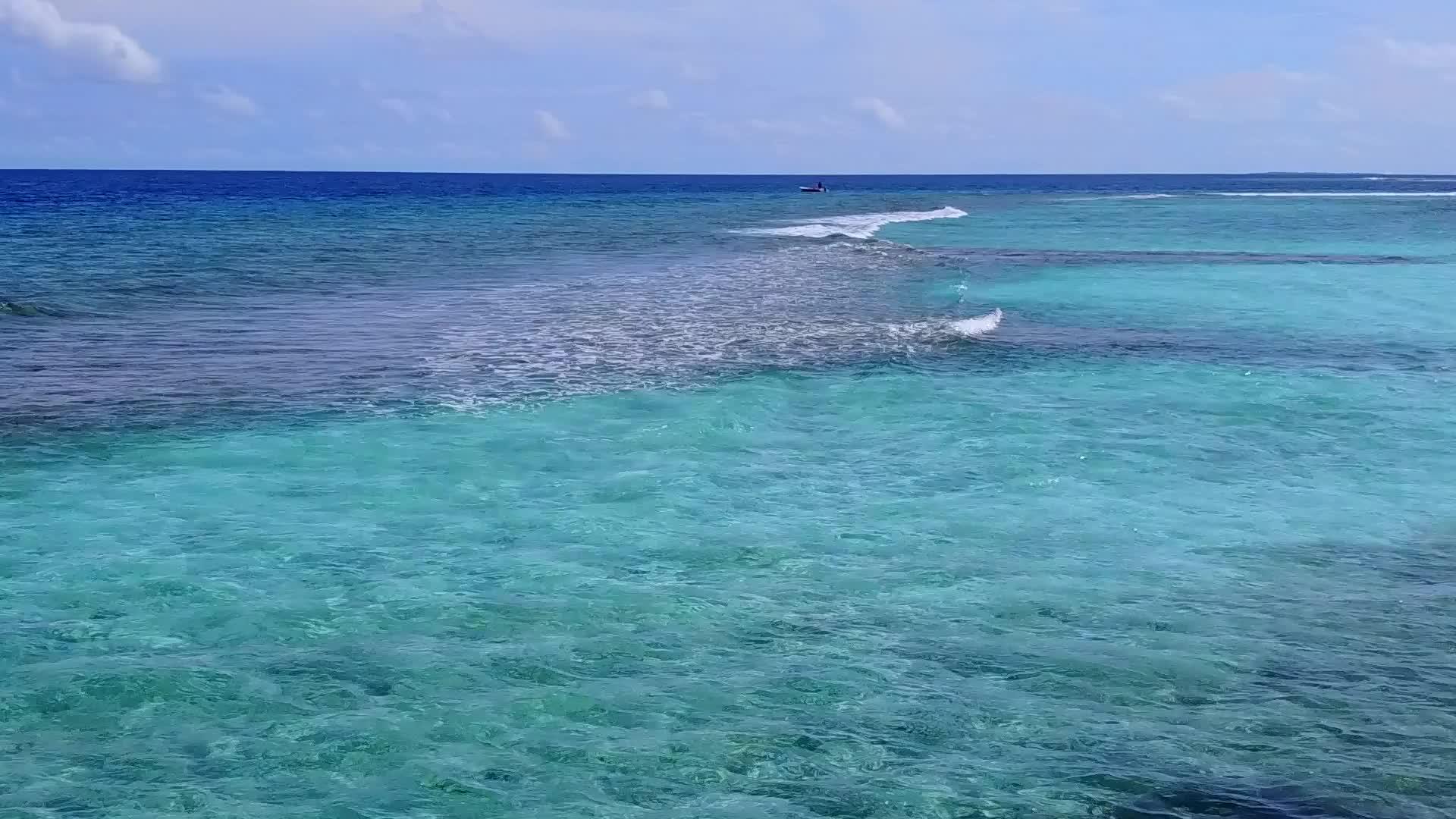 在蓝海和白沙的背景下完美的海岸线海滩冒险无人机性质视频的预览图