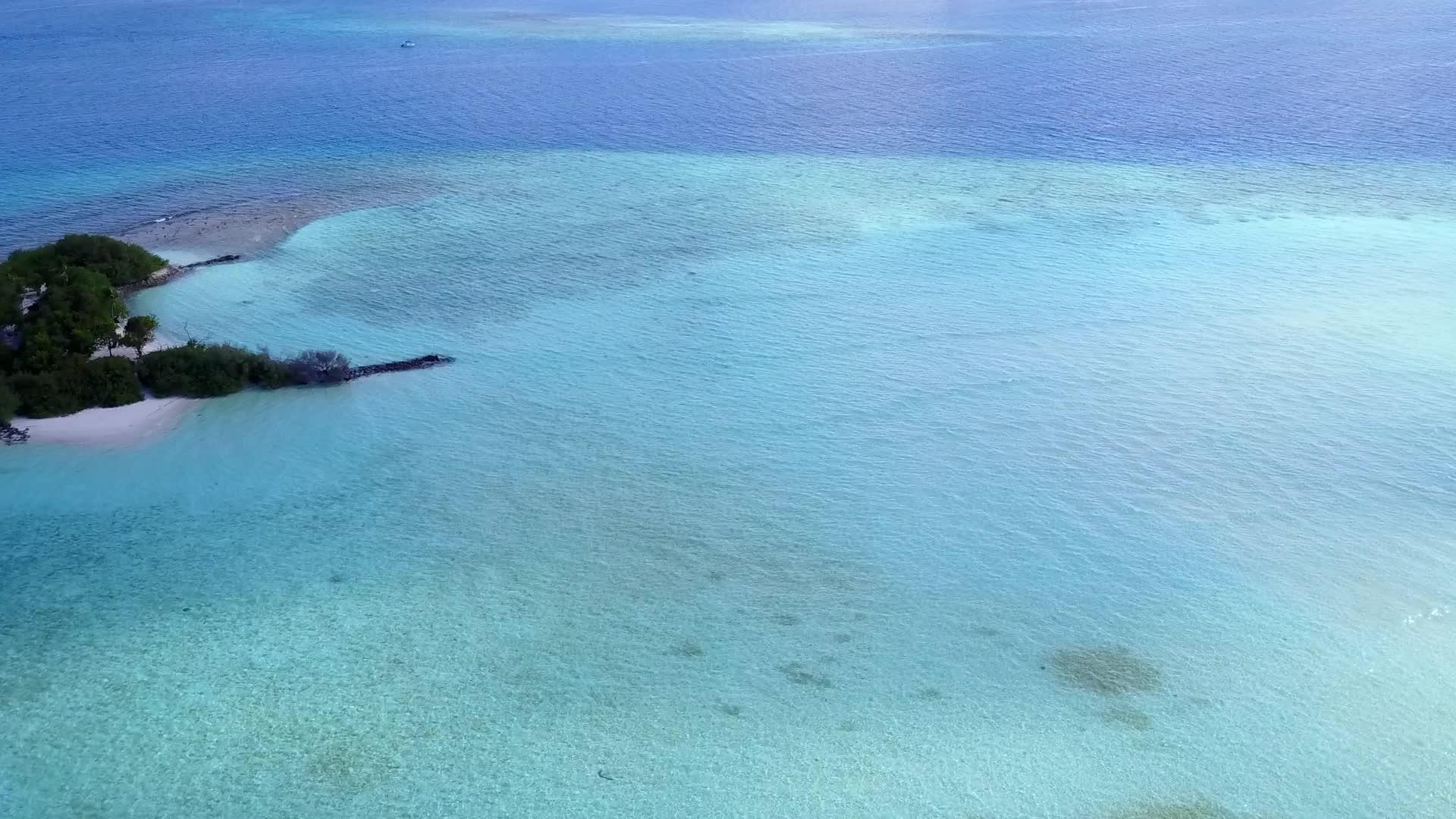 蓝色的海洋和白色的沙滩背景蓝色的海洋天堂岛海滩假日空中无人驾驶视频的预览图