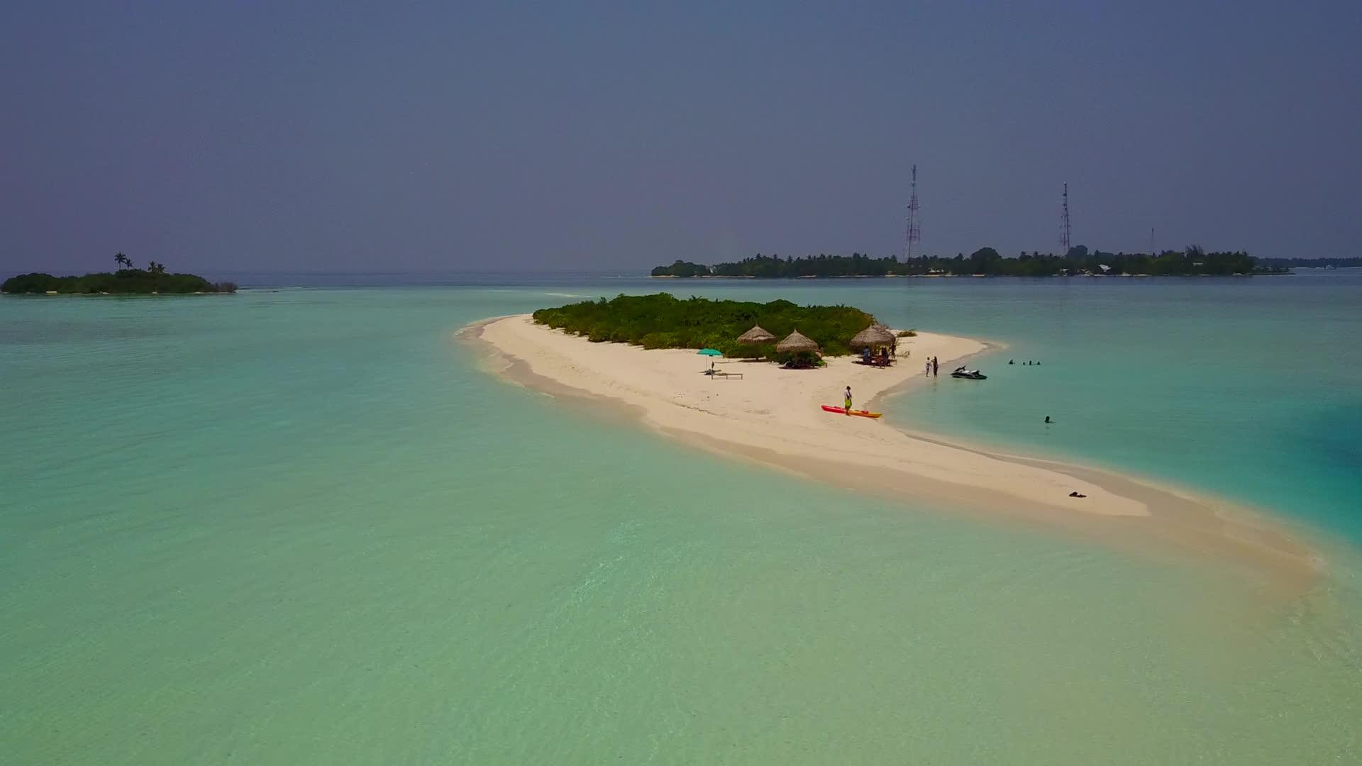 蓝蓝色海洋和白色沙滩为背景的天堂湾海滩探险飞行无人驾驶飞机纹理视频的预览图