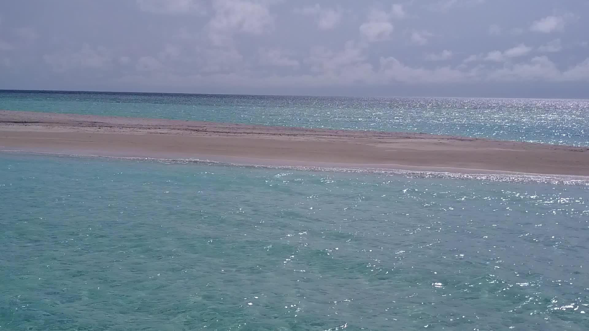 蓝色环礁湖和清洁沙滩背景的豪华海岸线海滨探险飞行视频的预览图