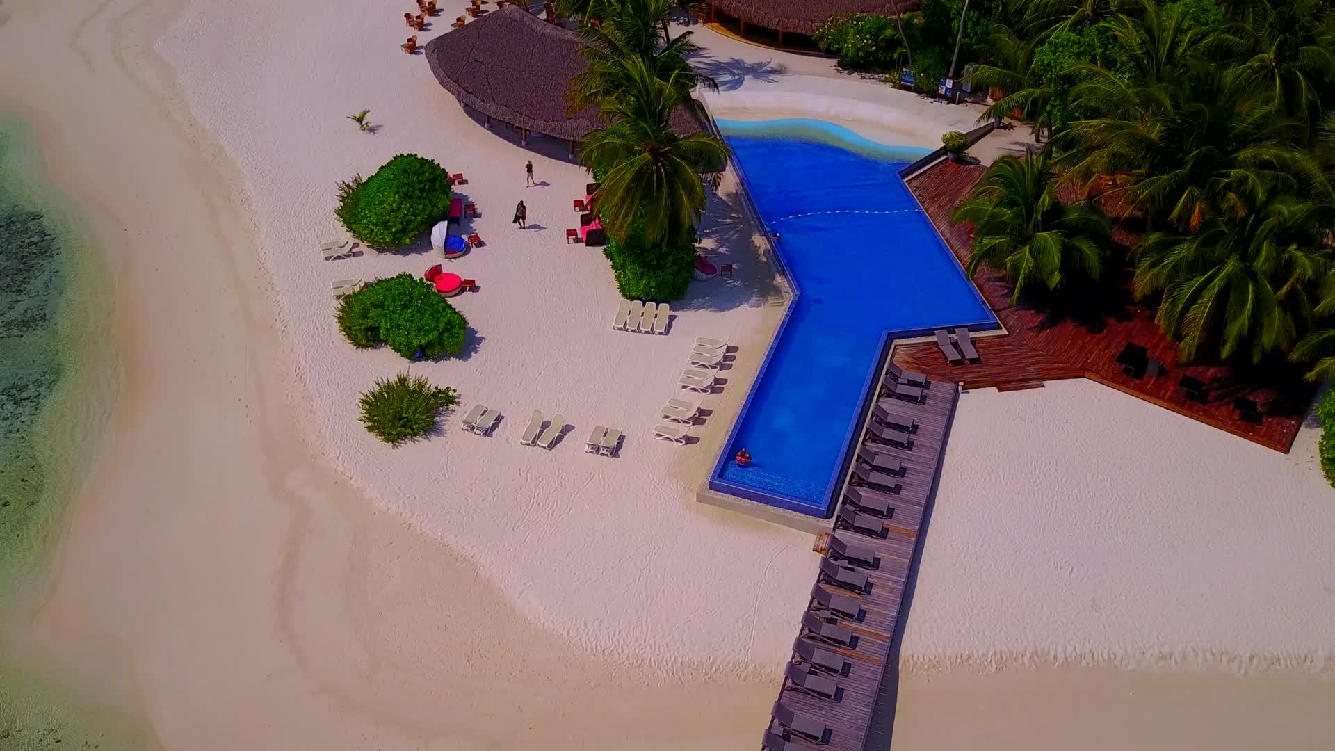 浅海白沙背景下的豪华度假村海滩度假空中无人机景观视频的预览图