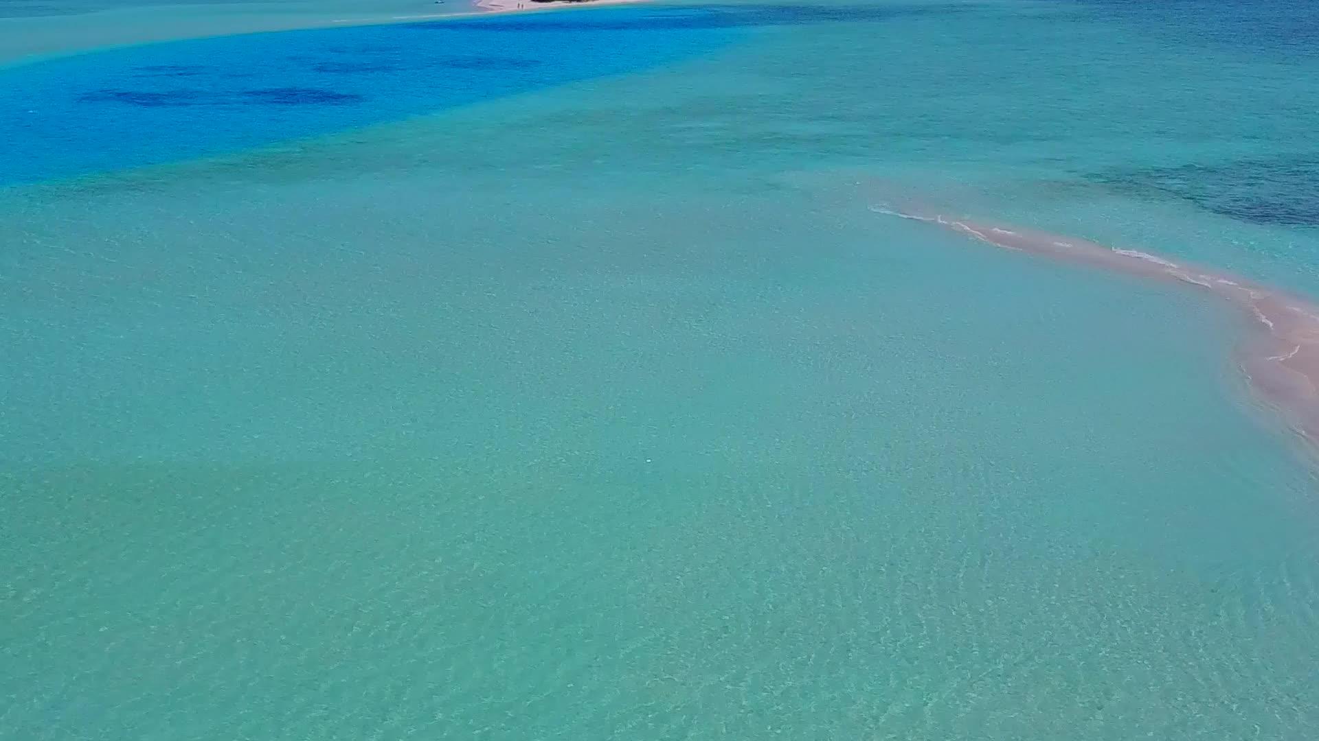 水蓝色海洋和田园诗般的海滩生活在白色海滩的背景下视频的预览图