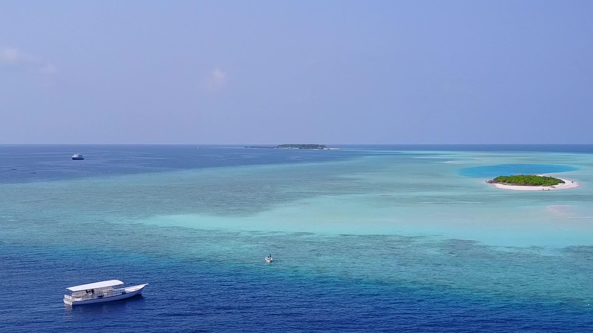 豪华岛屿海滩的空中无人驾驶飞机景观以明亮的海滩为背景视频的预览图