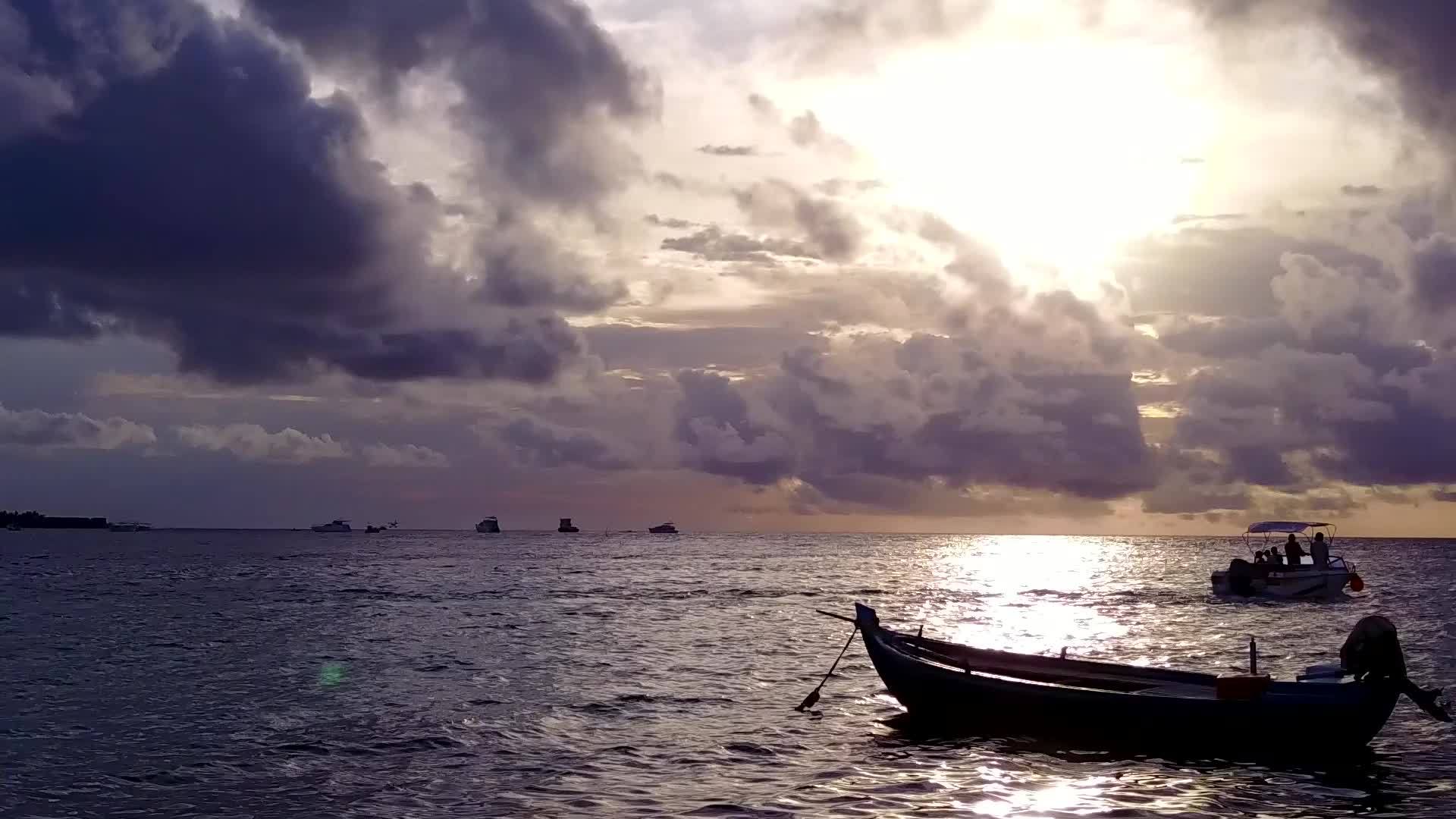 伴随着透明海洋和浅沙背景的豪华海岸线旅游视频的预览图