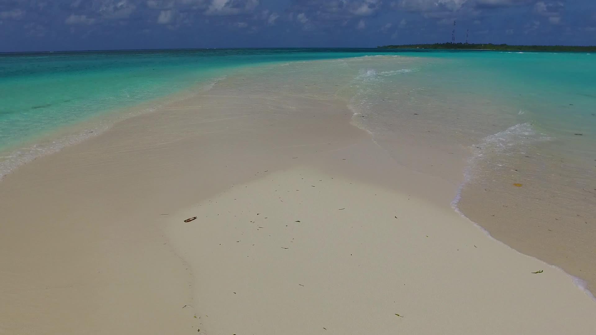 以蓝海和白沙为背景的度假胜地视频的预览图