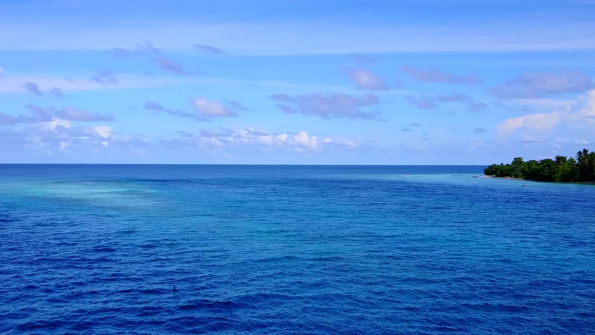 豪华度假村海滩度假村蓝色海洋和白色海滩空中无人机视频的预览图